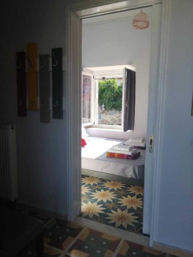 Sunny Cozy House With Grand Courtyard Lejlighed Leonídion Eksteriør billede